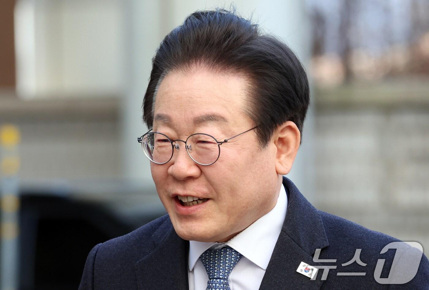 본문 이미지 - 더불어민주당 이재명 대표가 5일 서울 서초구 서울고등법원에서 열린 공직선거법 위반 사건 항소심 2심 공판에 출석하고 있다. 한편 이 대표 측은 지난 4일 선거법 위반 사건을 심리하는 서울고법 형사6-2부(최은정 이예슬 정재오 부장판사)에 당선 목적의 허위사실 공표죄 처벌을 규정한 공직선거법 250조 1항과 관련해 위헌을 주장하며 위헌심판 제청 신청서를 냈다. 2025.2.5/뉴스1 ⓒ News1 김명섭 기자