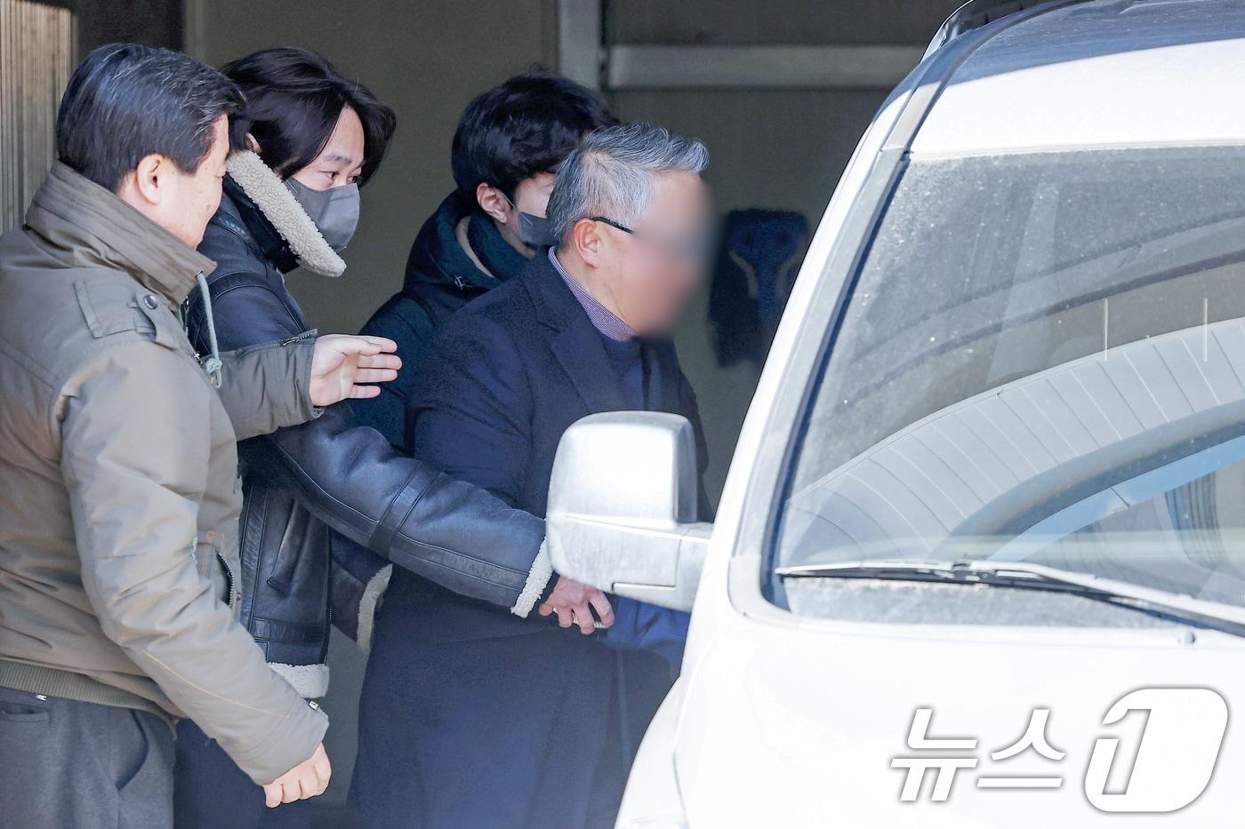 서울서부지법 난동 사태 당시 시위대 폭력을 선동한 혐의를 받는 사랑제일교회 특임전도사 윤 모 씨가 5일 오후 서울 마포구 서부지방법원에서 열리는 영장실질심사에 출석하기 위해 마포경찰서를 출발하고 있다. 2025.2.5/뉴스1 ⓒ News1 민경석 기자