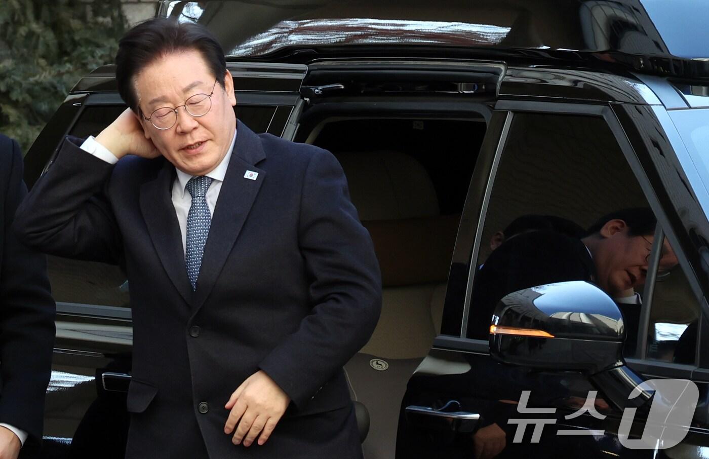 본문 이미지 - 더불어민주당 이재명 대표가 5일 서울 서초구 서울고등법원에서 열린 공직선거법 위반 사건 항소심 2심 공판에 출석하고 있다. 2025.2.5/뉴스1 ⓒ News1 김명섭 기자