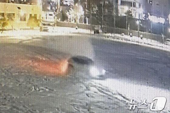 본문 이미지 -  설날 밤 눈 내린 학교 운동장을 차량으로 난폭하게 질주한 운전자가 학교 측에 사과했다.&#40;독자 제공&#41;/뉴스1