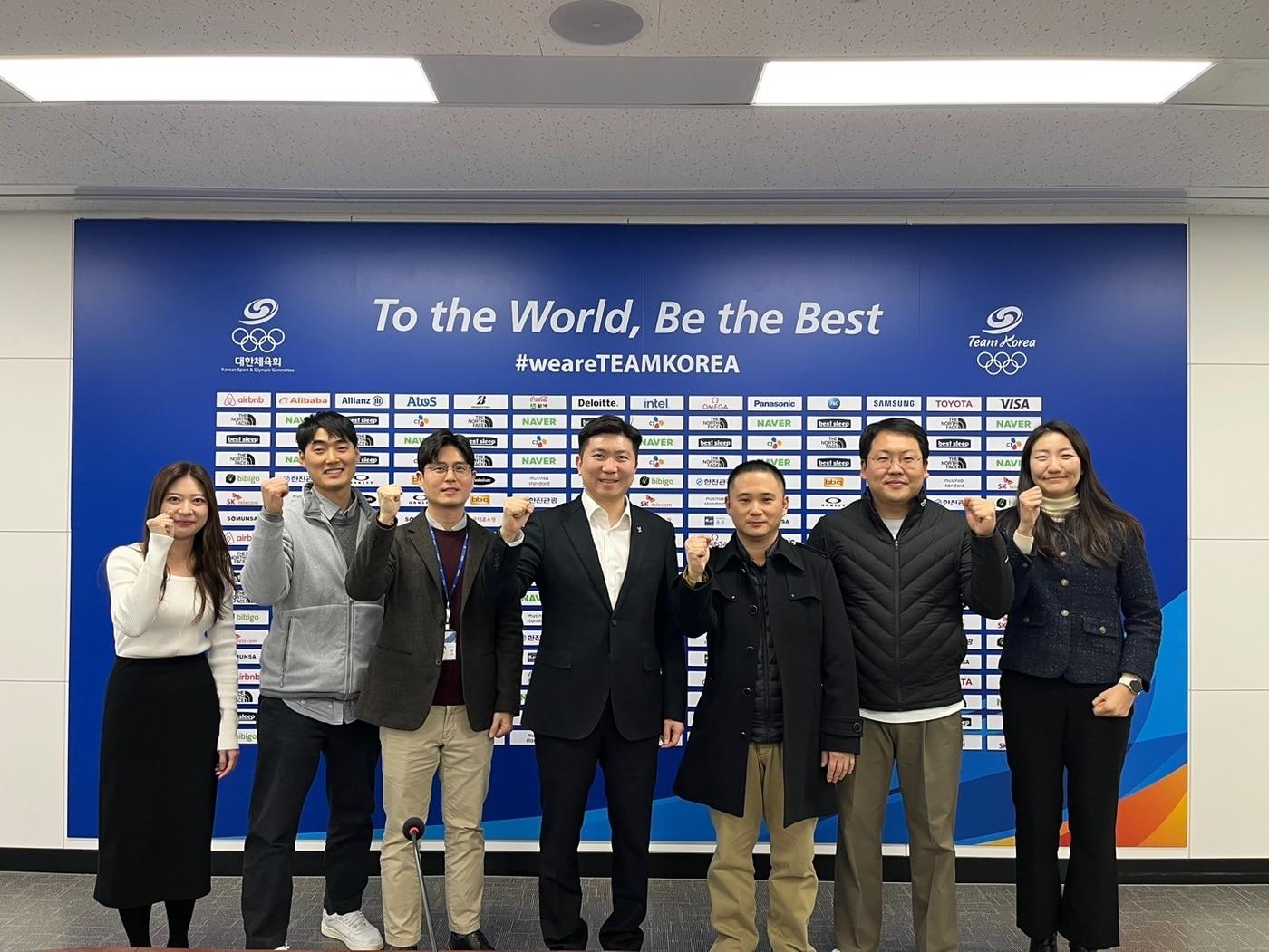 본문 이미지 - 유승민 대한체육회장 당선인&#40;가운데&#41;이 4일 체육회 노동조합 비상대책위원회와 면담을 진행한 뒤 기념 촬영을 하고 있다. &#40;대한체육회 노동조합 제공&#41;