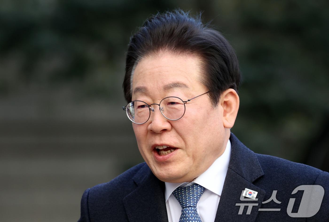 더불어민주당 이재명 대표가 5일 서울 서초구 서울고등법원에서 열린 공직선거법 위반 사건 항소심 2심 공판에 출석하고 있다. 한편 이 대표 측은 지난 4일 선거법 위반 사건을 심리하는 서울고법 형사6-2부(최은정 이예슬 정재오 부장판사)에 당선 목적의 허위사실 공표죄 처벌을 규정한 공직선거법 250조 1항과 관련해 위헌을 주장하며 위헌심판 제청 신청서를 냈다. 2025.2.5/뉴스1 ⓒ News1 김명섭 기자