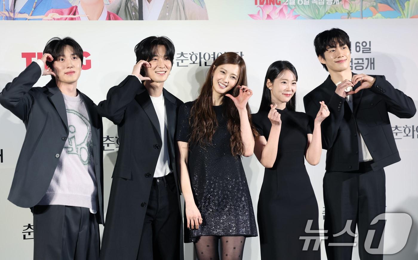 배우 강찬희&#40;왼쪽부터&#41;와 장율, 고아라, 한승연, 손우현이 5일 서울 용산구 CGV 용산아이파크몰에서 열린 티빙 오리지널 시리즈 &#39;춘화연애담&#39; 제작발표회에서 포즈를 취하고 있다. &#39;춘화연애담&#39;은 파격적인 연담집 ‘춘화연애담’으로 도성이 들썩이는 가운데 첫사랑에 실패한 공주 화리&#40;고아라 분&#41;가 직접 부마를 찾겠다는 선언에 도성 최고 바람둥이 환&#40;장률 분&#41;과 1등 신랑감 장원&#40;강찬희 분&#41;이 휘말리게 되면서 벌어지는 로맨틱 청춘사극이다. 2025.2.5/뉴스1 ⓒ News1 권현진 기자