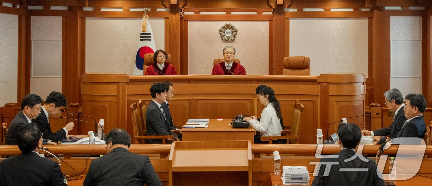 본문 이미지 - 5일 서울 종로구 헌법재판소에서 열린 한덕수 국무총리 탄핵심판 두 번째 변론준비기일에서 김복형 헌법재판관(왼쪽)과 김형두 헌법재판관이 착석해 있다. (공동취재) 2025.2.5/뉴스1 ⓒ News1 허경 기자