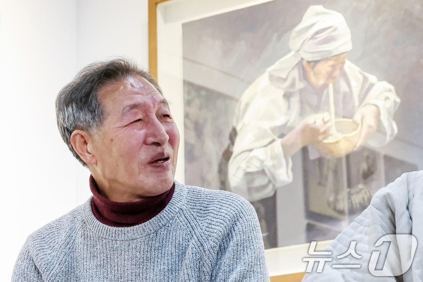 본문 이미지 - 민중화가 신학철 화백이 5일 서울 종로구 백기완마당집에서 열린 '신학철, 백기완을 부르다' 특별전 기자간담회에 참석해 자신의 작품 '국수 먹는 어머니'를 소개하고 있다. 2025.2.5/뉴스1 ⓒ News1 민경석 기자