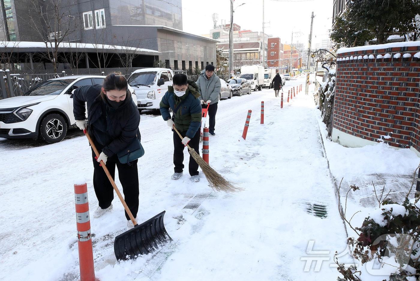 대설주의보가 내려진 5일 오전 광주 북구 운암1동 행정복지센터 직원들이 주택가 이면도로에서 제설작업을 하고 있다.(광주 북구 제공)2025.2.5/뉴스1 ⓒ News1 박지현 기자