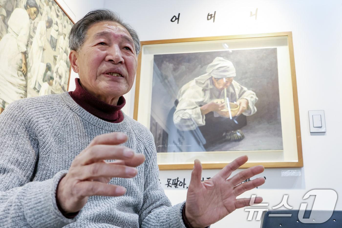 민중화가 신학철 화백이 5일 서울 종로구 백기완마당집에서 열린 &#39;신학철, 백기완을 부르다&#39; 특별전 기자간담회에 참석해 자신의 작품 &#39;국수 먹는 어머니&#39;를 소개하고 있다.  2025.2.5/뉴스1 ⓒ News1 민경석 기자