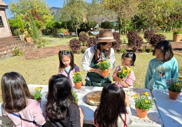 본문 이미지 - 충북의 민간정원 5호인 괴산 트리하우스 가든에서 늘봄학교 프로그램을 진행하고 있다.(충북도교육청 제공)/뉴스1