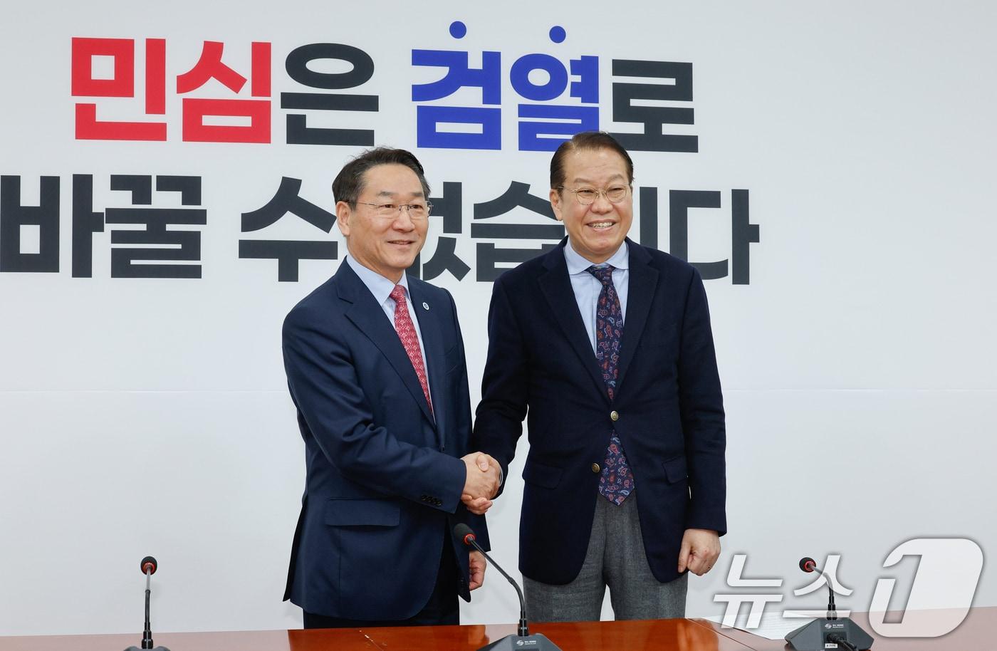 권영세 국민의힘 비상대책위원장&#40;오른쪽&#41;이 5일 서울 여의도 국회에서 대한민국시도협의회장인 유정복 인천시장을 접견하고 있다. 2025.2.5/뉴스1 ⓒ News1 안은나 기자