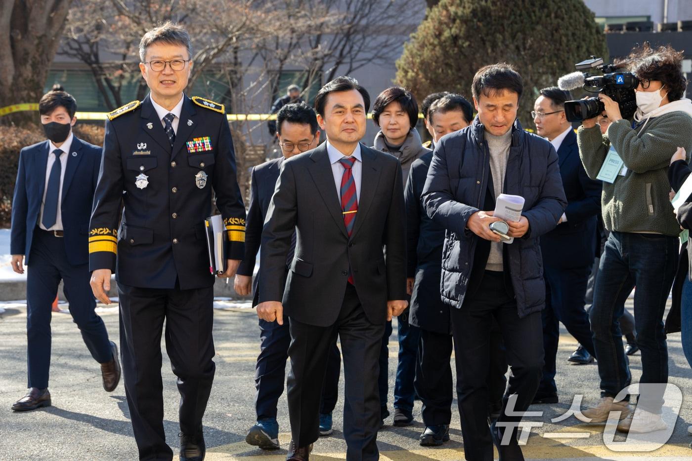 5일 경기 의왕시 서울구치소에서 진행된 &#39;윤석열 정부의 비상계엄 선포를 통한 내란혐의 진상규명 국정조사특별위원회&#40;내란 국조특위&#41;&#39; 2차 현장조사 청문회장에 윤석열 대통령과 증인들이 모습을 드러내지 않자, 안규백 위원장을 비롯한 위원들이 김문태 서울구치소장과 함께 비공개 신문을 위해 수감동을 찾아가고 있다. 2025.2.5/뉴스1 ⓒ News1 국회사진취재단