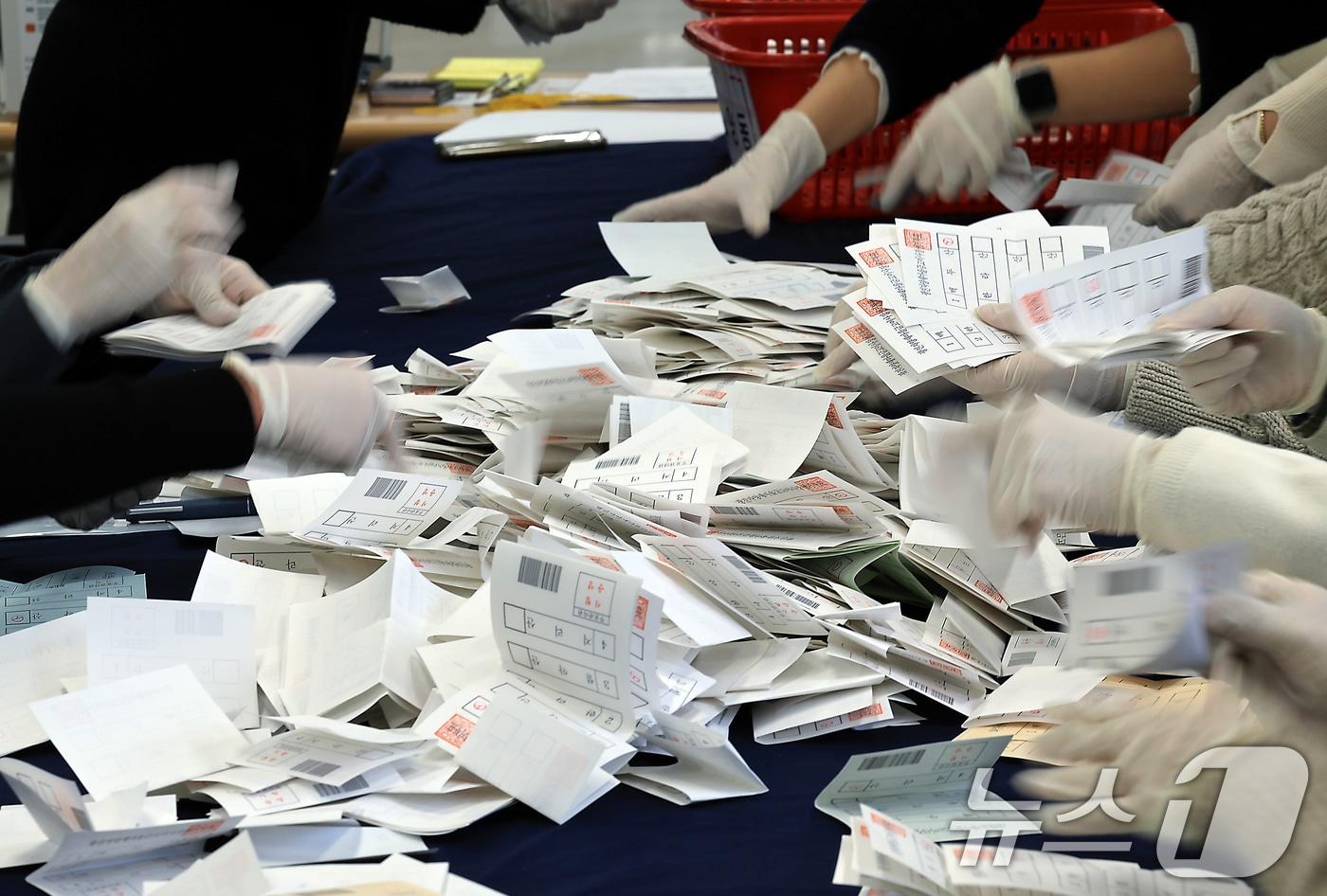 5일 오후 서울시 종로구 창경궁로 서울특별시선거관리위원회 대회의실에서 열린 제1회 전국동시새마을금고이사장선거 모의 개표 실습에서 선관위 관계자들이 개함·점검부에서 투표지를 분류하고 있다. (사진은 기사 내용과 무관함) 2025.2.5/뉴스1 ⓒ News1 박정호 기자