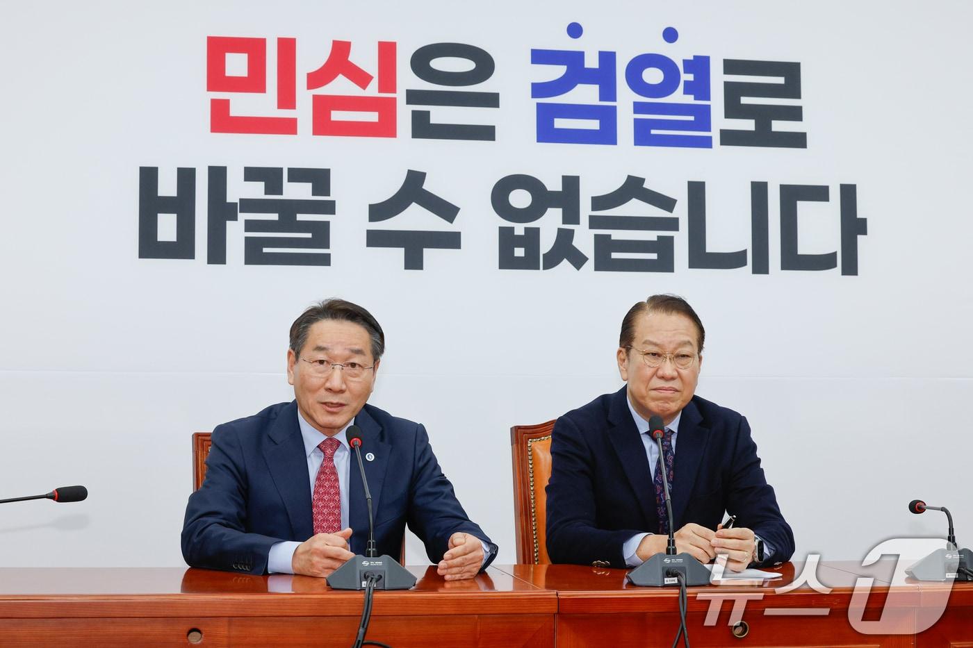 본문 이미지 - 대한민국시도협의회장인 유정복 인천시장(왼쪽)이 5일 서울 여의도 국회에서 권영세 국민의힘 비상대책위원장을 예방하며 인사말 하고 있다. 2025.2.5/뉴스1 ⓒ News1 안은나 기자