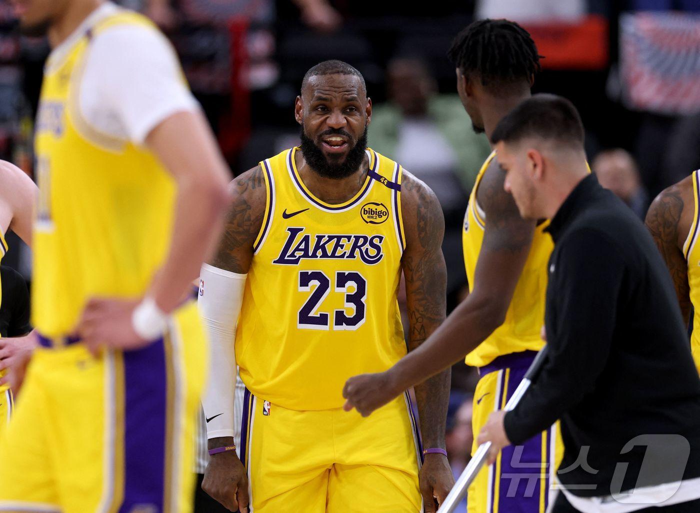 본문 이미지 - 레이커스의 르브론 제임스가 5일 클리퍼스와 LA 더비에서 맹활약하며 승리를 이끌었다. ⓒ AFP=뉴스1