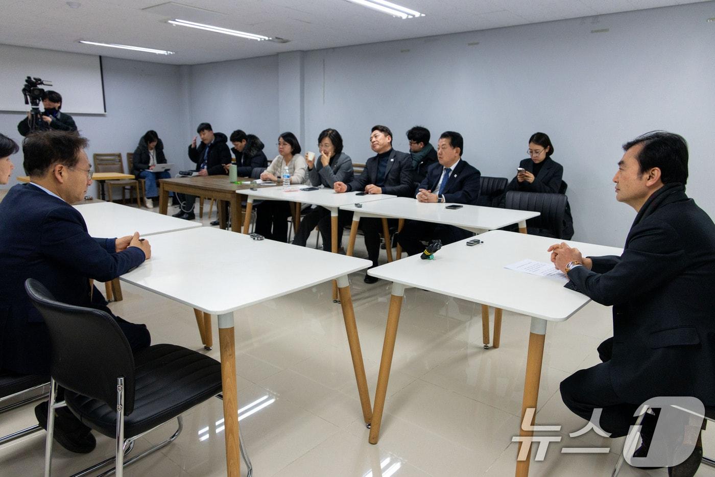 5일 서울 수도방위사령부에서 진행된 &#39;윤석열 정부의 비상계엄 선포를 통한 내란혐의 진상규명 국정조사특별위원회&#40;내란 국조특위&#41;’ 2차 현장조사에서 여인형 전 국군방첩사령관이 불출석한 가운데 안규백 위원장이 회의를 진행하고 있다. 2025.2.5/뉴스1 ⓒ News1 국회사진취재단