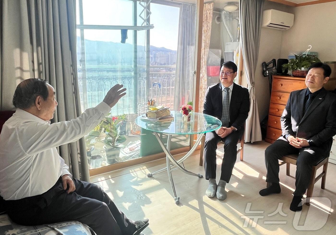 서승일 대전보훈청장(가운데)이 5일 대전 서구에 거주하는 6·25 전쟁 참전 유공자 가정을 찾아 어르신과 이야기를 나누고 있다. (대전보훈청 제공)/뉴스1 