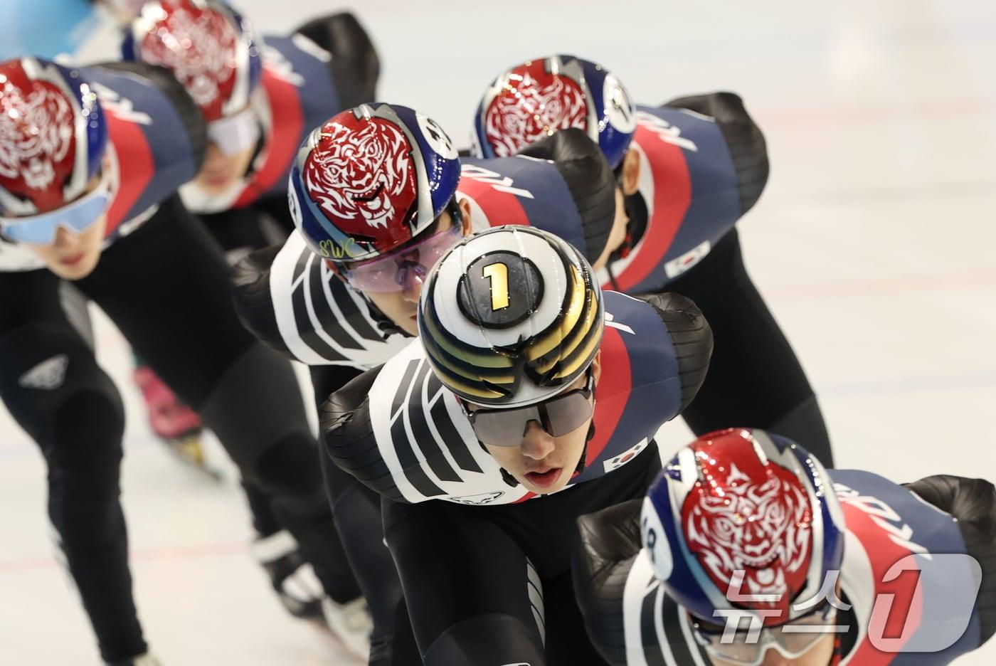 대한민국 쇼트트랙 대표팀이 5일 제9회 하얼빈 동계 아시안게임을 앞두고 중국 헤이룽장성 하얼빈 빙상훈련센터 다목적홀에서 훈련하고 있다. 2025.2.5/뉴스1 ⓒ News1 이승배 기자