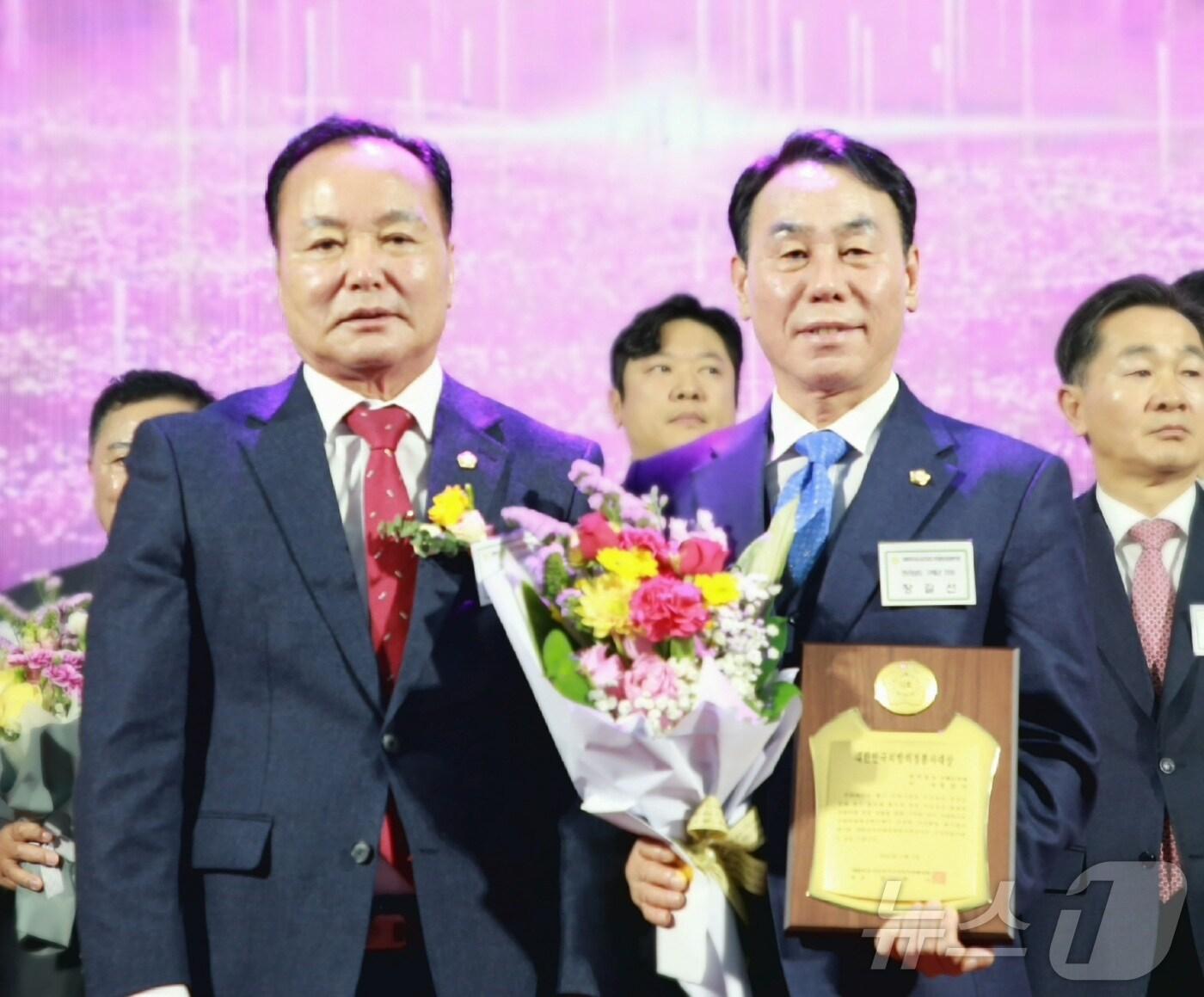 본문 이미지 -  구례군의회 장길선 의장(오른쪽)이 5일 '대한민국지방의정봉사대상'을 수상했다.(구례군의회 제공)2025.2.5/