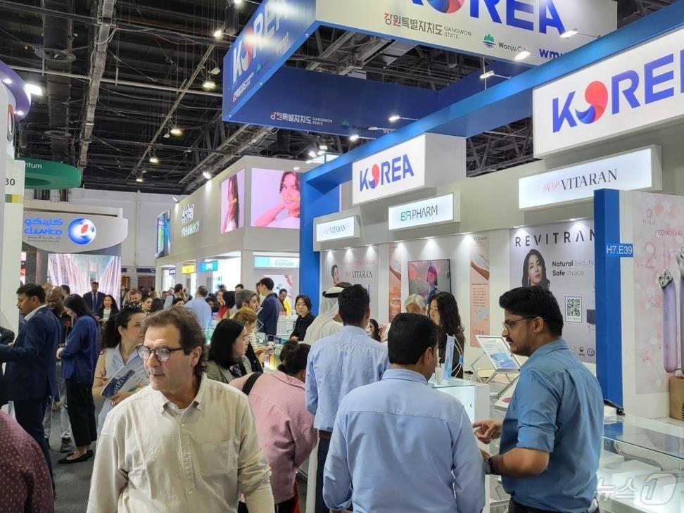 본문 이미지 - 강원 원주의료기기테크노밸리가 지난 설 명절 연휴인 지난달 27~30일 세계 최대 의료기기전시회인 아랍에미리트 두바이의 &#39;Arab Health 2025&#39;에 참가한 가운데, 현지 전시회장에서 강원특별자치도, 원주시와 함께 조성한 강원공동관 자료 사진. &#40;원주의료기기테크노밸리 제공&#41; 2025.2.5/뉴스1