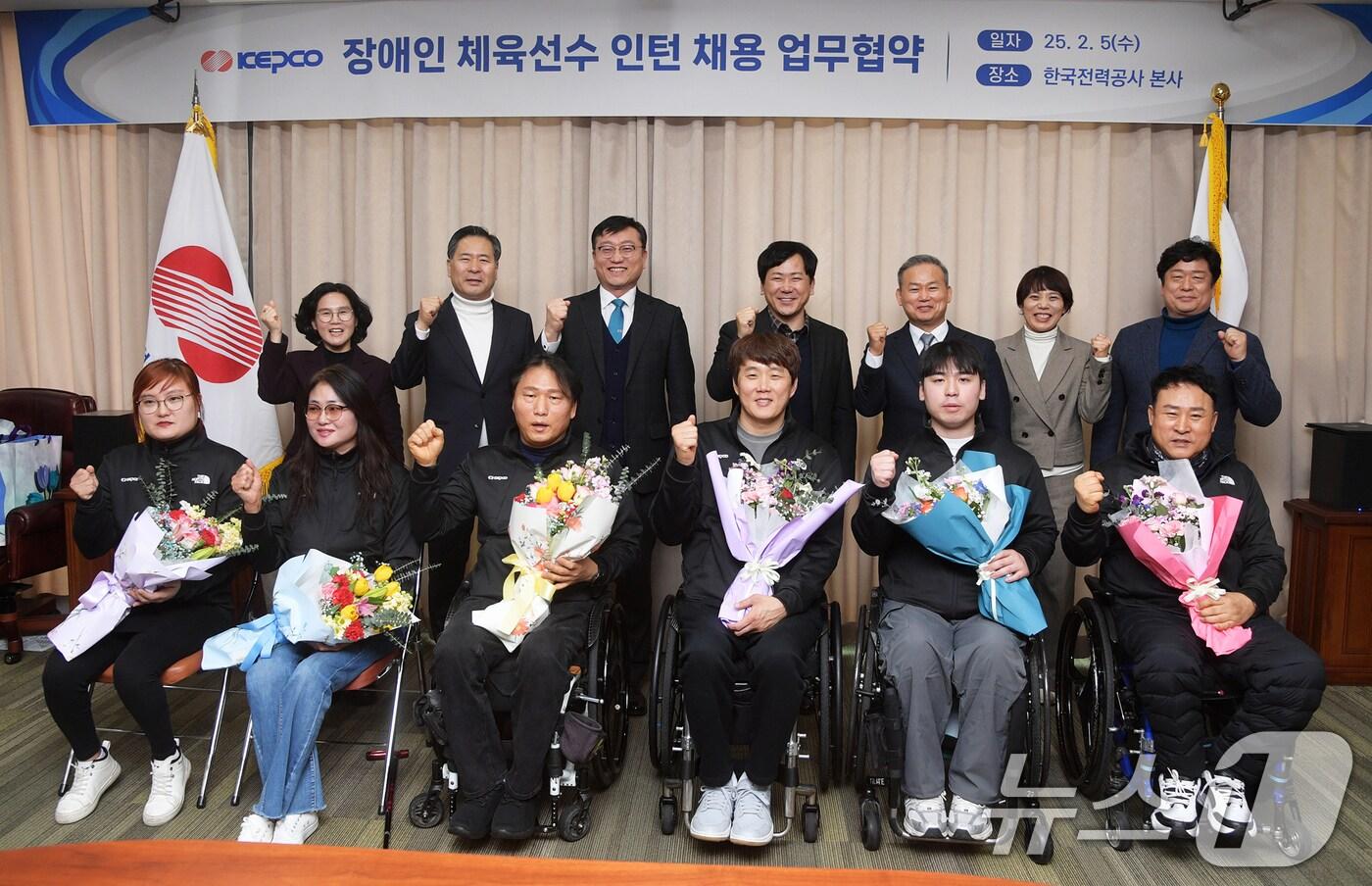 이상갑 광주시 문화경제부시장(뒷줄 가운데)이 5일 오후 한전 회의실에서 명창환 전라남도 행정부지사, 안중은 한국전력공사 경영관리본부장, 송준섭 한국장애인고용공단 광주지역본부장과 ‘공공기관 장애인선수 채용 업무협약’을 체결한 후 선수 대표들과 기념촬영을 하고 있다.(광주시 제공)2025.2.5/뉴스1 ⓒ News1 박준배 기자