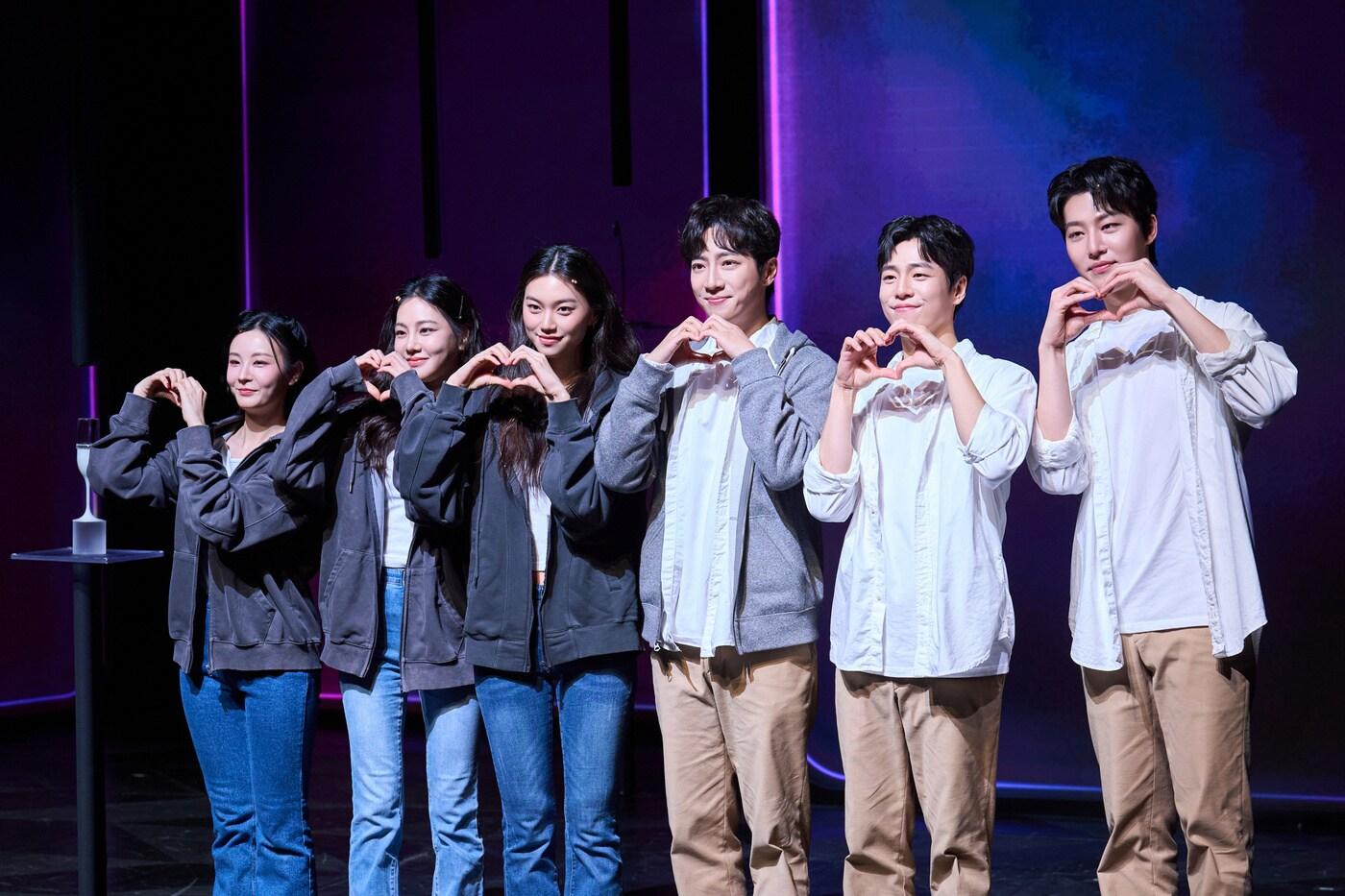 본문 이미지 - (왼쪽부터) 최연우, 한지은, 김도연, 이상엽, 이현우, 원태민(글림아티스트, 글림컴퍼니 제공)