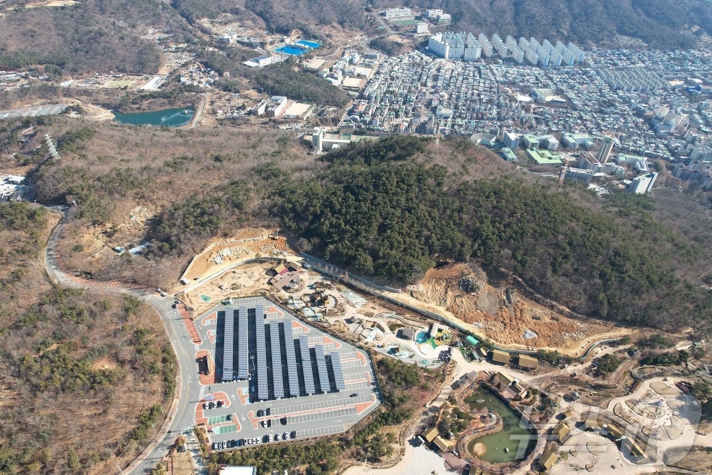 김해시가 장기 미집행 도시공원 부지의 공원 조성을 추진한다. 사진은 올해 준공과 개장을 앞두고 있는 김해 분산성 반려동물 테마공원 모습.(김해시 제공)