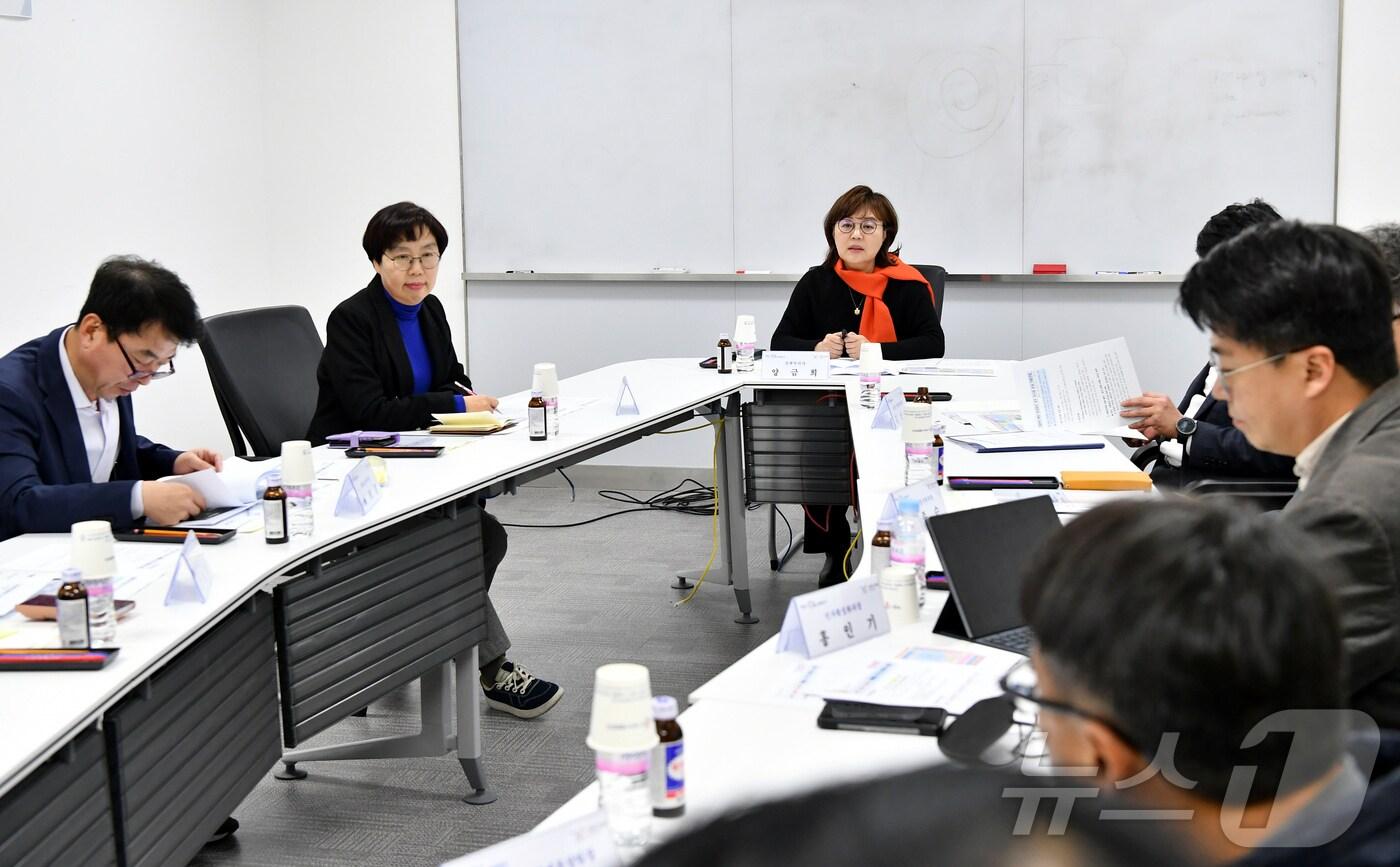 5일 APEC 정상회의 경제행사 추진회의에서 양금희 경제부지사(가운데)와 실.국장들이 지원상황을 점검하고 있다.(경북도 제공)2025.2.5./뉴스1