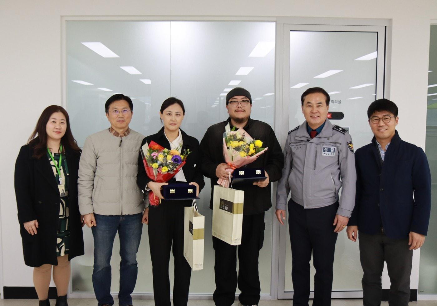 지난달 3일 오후 경기 성남시 야탑동 BYC 빌딩 화재 당시 현장에서 인명 피해를 막은 시민들이 경찰과 소방 당국으로부터 감사패를 수여받은 후 기념촬영을 하고 있다. (분당경찰서 제공) 2025.2.5/뉴스1