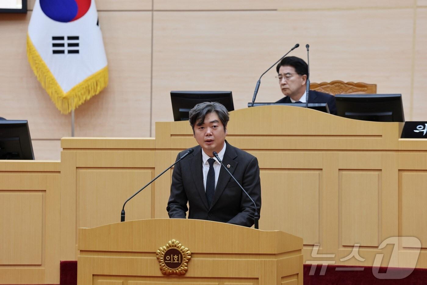 박원종 전남도의원이 5일 '아동·청소년 재난보상 사각지대 해소를 위한 법 개정 촉구 건의안'을 대표 발의하고 있다.(전남도의회 제공)/뉴스1