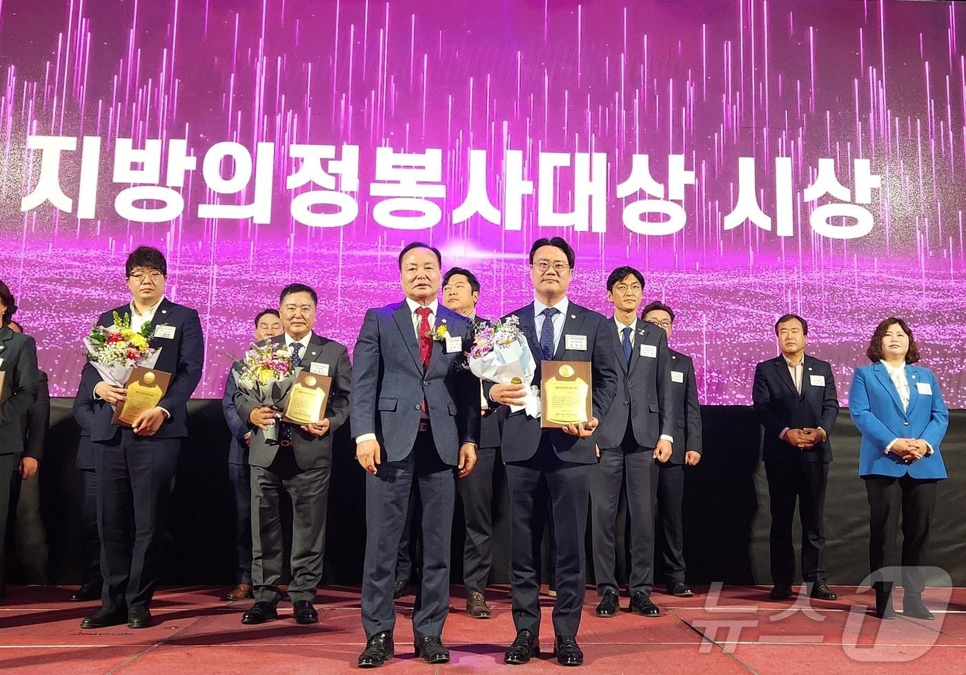 울산 남구의회 김장호 의원(오른쪽)이 5일 청주 그랜드플라자에서 열린 2025년도 대한민국 시군자치구 의장협의회 정기총회에서 ‘대한민국지방의정봉사대상’을 수상해 기념사진을 찍고 있다.(울산 남구의회 제공)