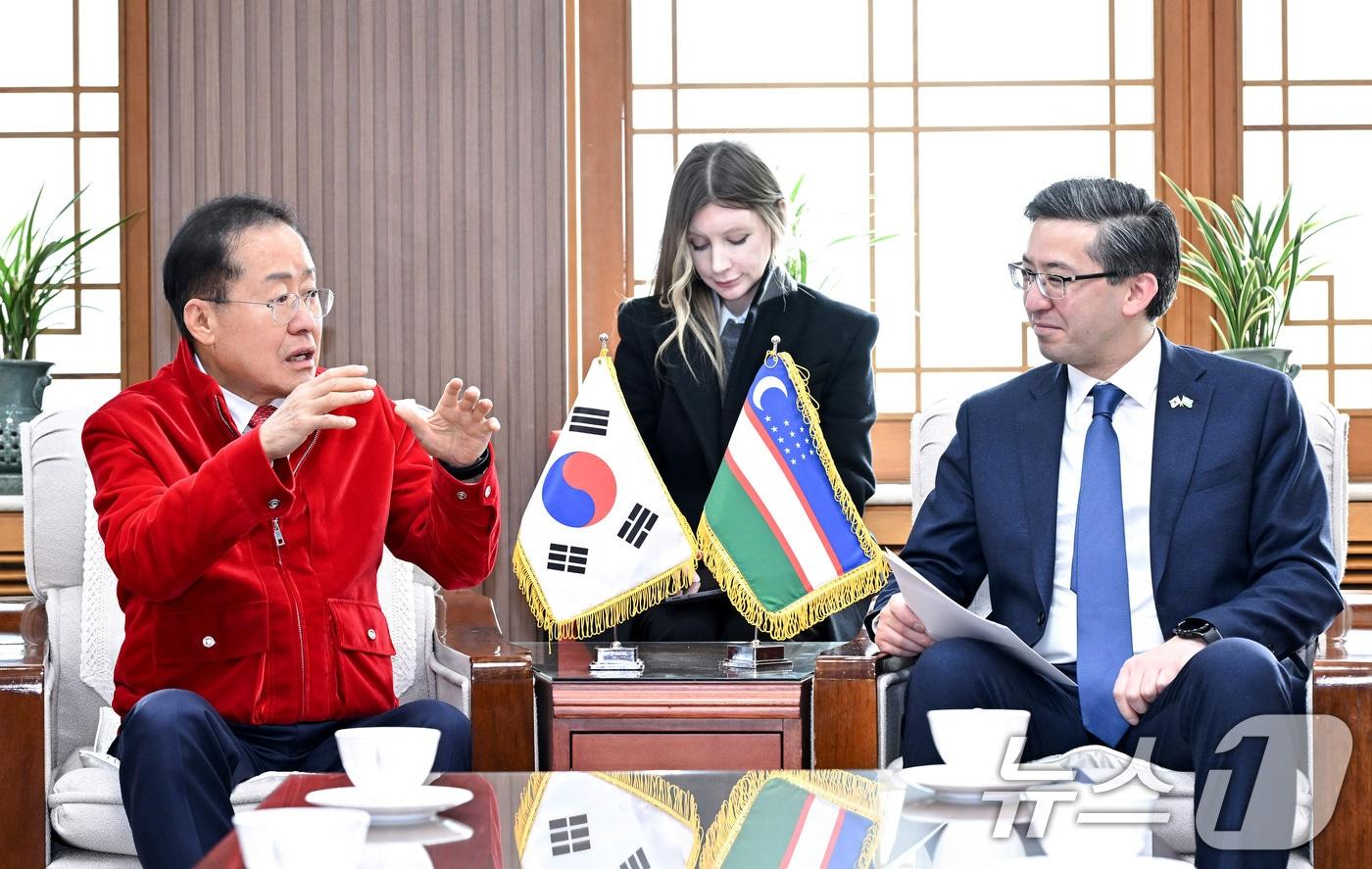 홍준표 대구시장(왼쪽)이 5일 대구시청 산격청사에서 압두살로모프 신임 주한우즈베키스탄 대사와 교류 협력 방안에 대해 논의하고 있다. (대구시 제공) 2025.2.5/뉴스1 ⓒ News1 공정식 기자
