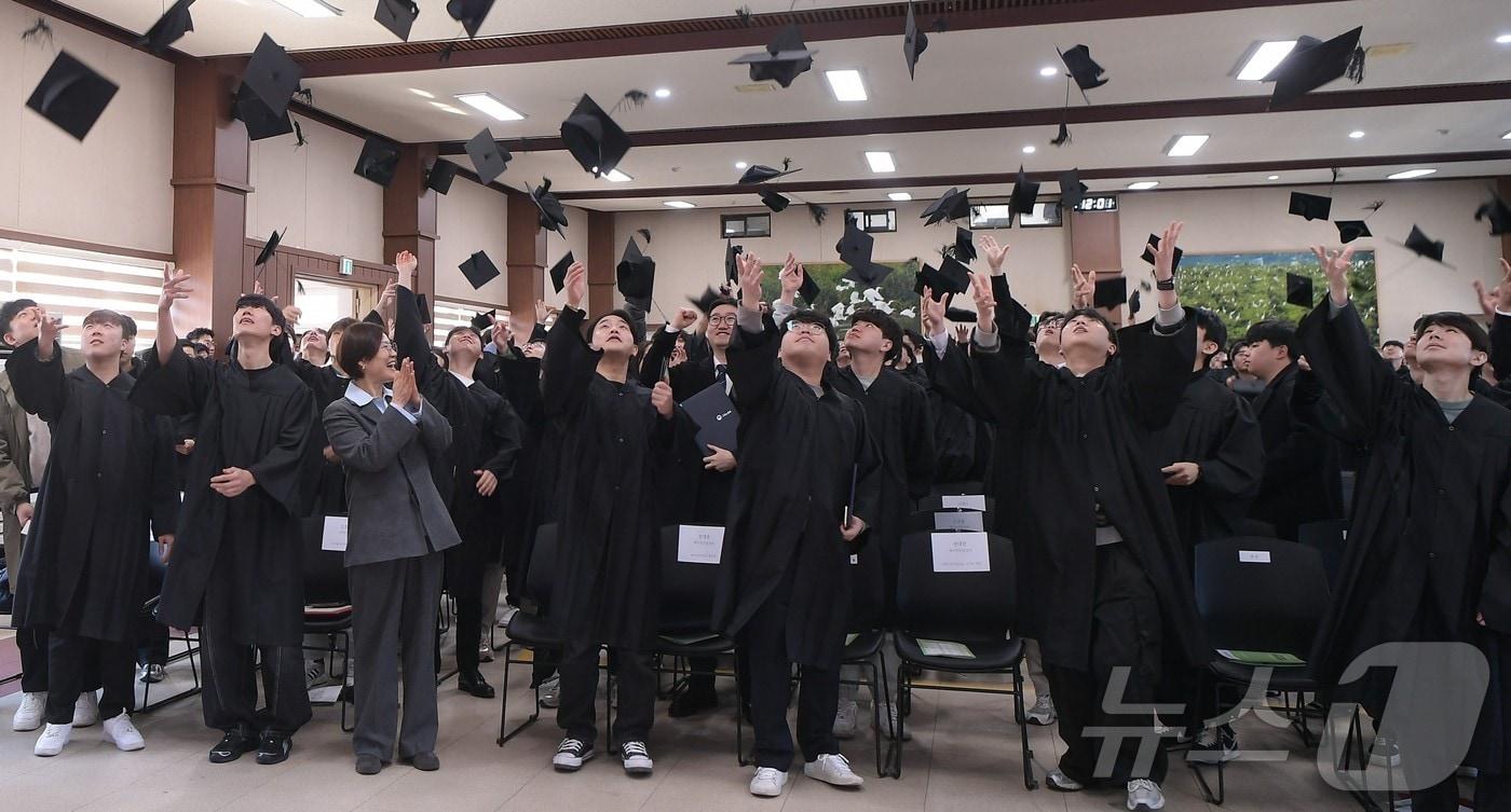 본문 이미지 - 5일 한국폴리텍대학 울산캠퍼스 본관 3층 강당에서 2024학년도 학위수여식이 열리고 있다. (한국폴리텍대학 울산캠퍼스 제공)