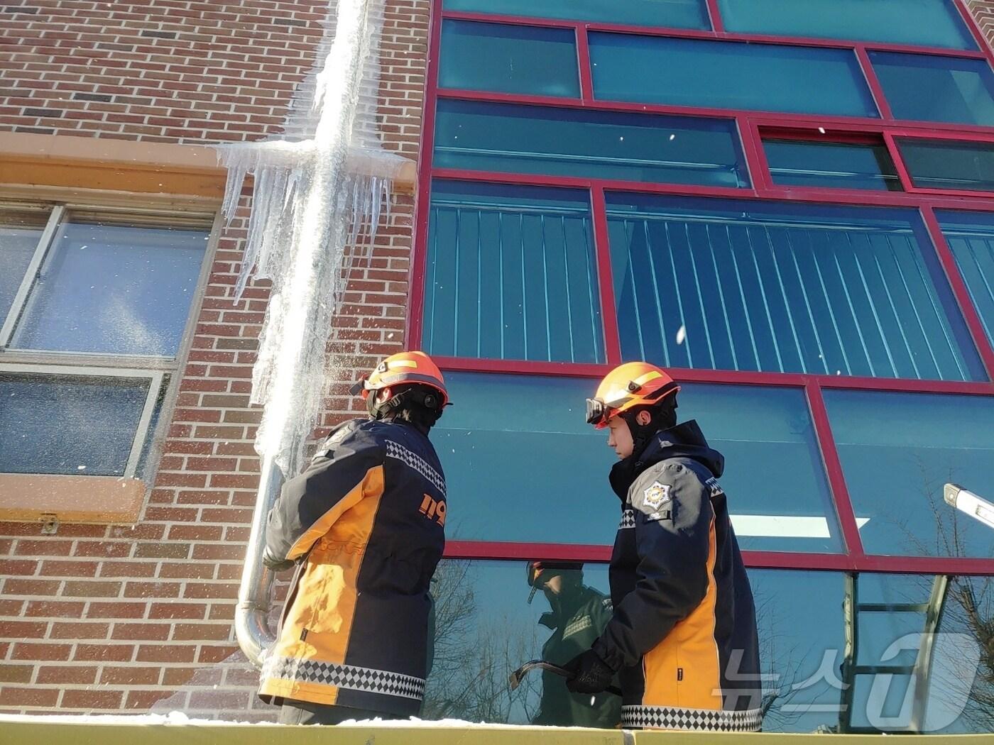 본문 이미지 - 지난 4일 오전 9시께 경기 양주시 광사동의 초등학교 건물 외벽에 생긴 고드름. (사진=경기도북부소방재난본부