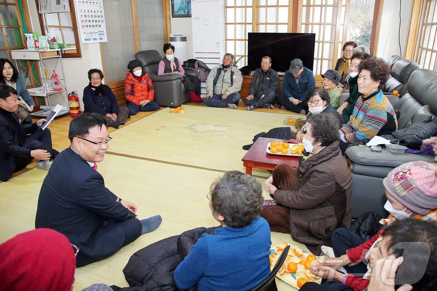 홍남표 창원시장(왼쪽 밑)이 5일 진동면 태동경로당에서 어르신들과 대화를 나누고 있다.(창원시 제공)