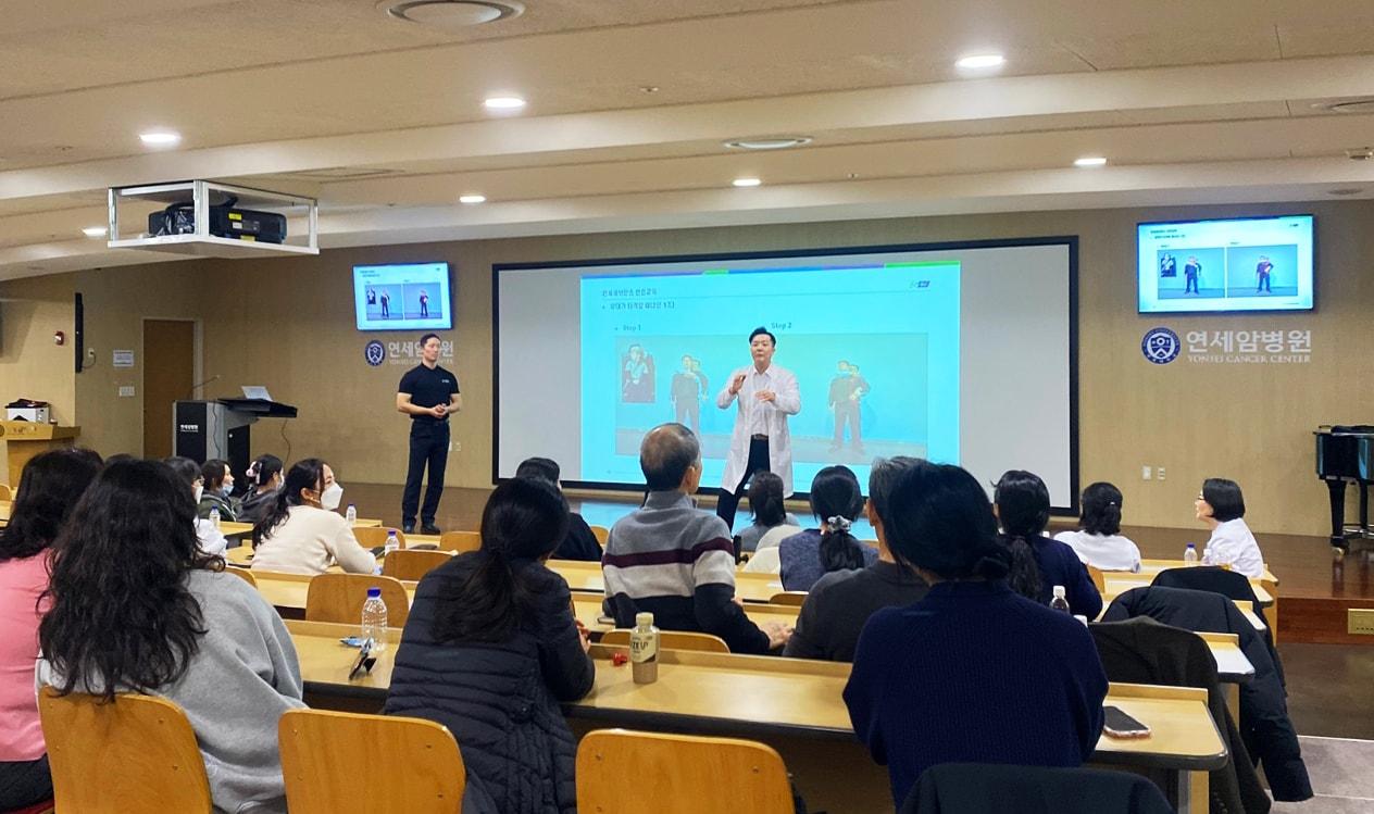 본문 이미지 - 에스텍시스템 소속 경호 전문가가 연세대 세브란스병원 의료진을 대상으로 호신술 교육을 진행하는 모습이다.(에스텍시스템 제공)