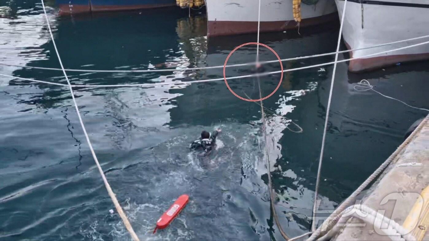 본문 이미지 - 여수해경이 5일 오후 5시 57분쯤 여수시 국동항 부두에서 바다에 빠진 선원을 구조하고 있다.(여수해경 제공)2025.2.5./뉴스1