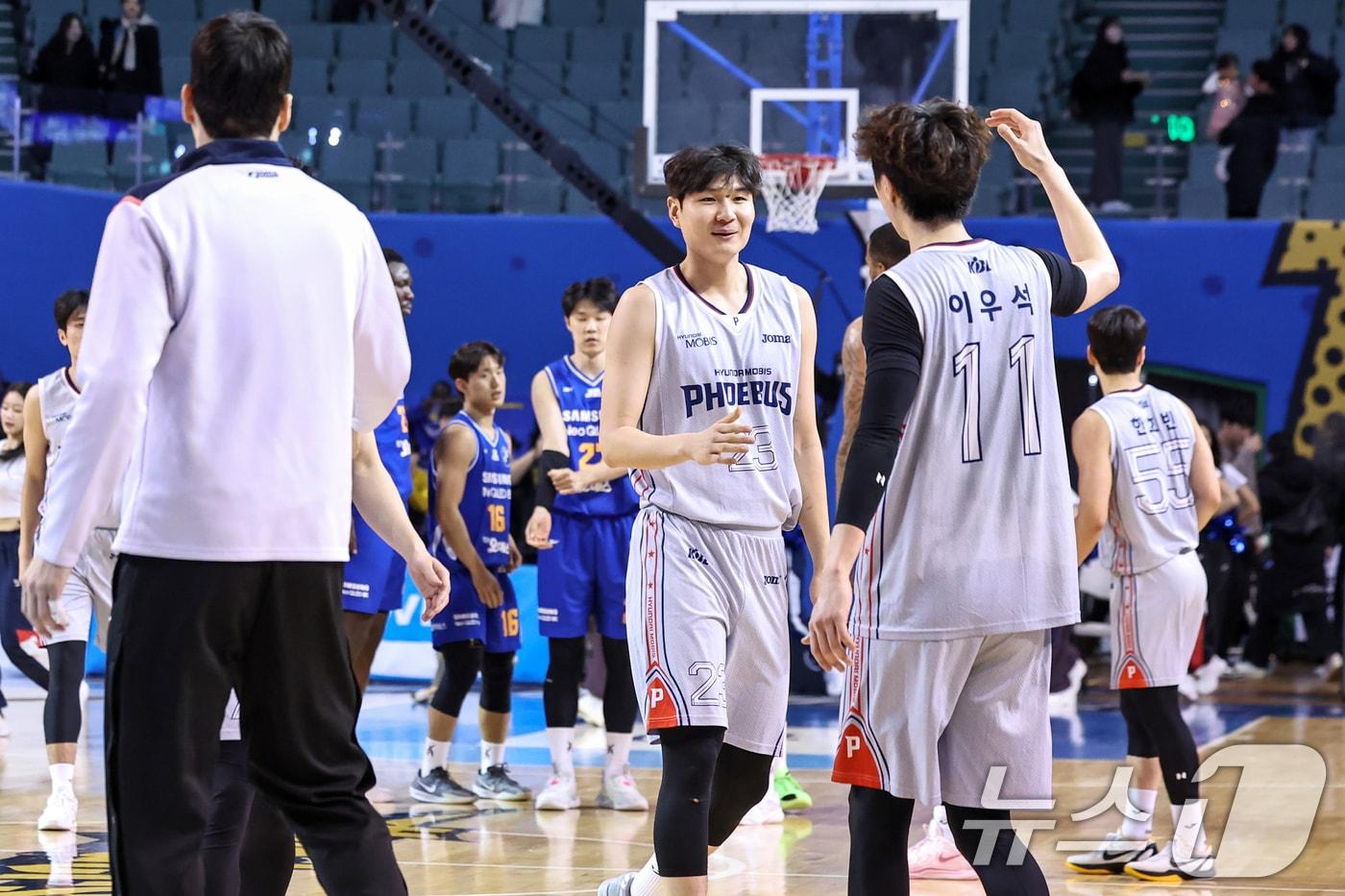 본문 이미지 - 5일 오후 서울 송파구 잠실실내체육관에서 열린 '2024-2025 KCC 프로농구' 서울 삼성 썬더스와 울산 현대모비스 피버스의 경기에서 77대68로 승리를 거둔 현대모비스 선수들이 기뻐하고 있다. 2025.2.5/뉴스1 ⓒ News1 민경석 기자