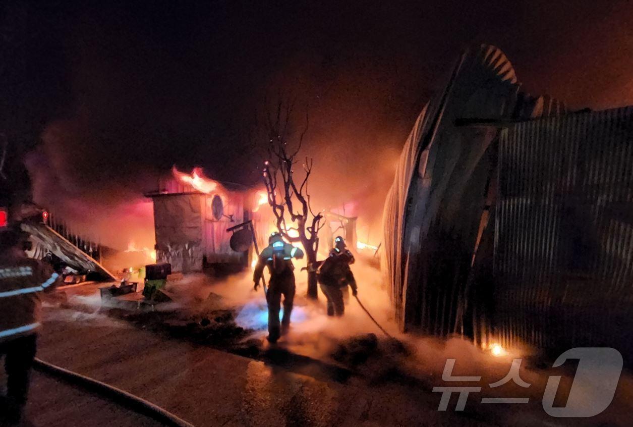 본문 이미지 - 5일 오후 8시 50분쯤 경북 경주시 안강읍 산대리 토마토 선별 작업장에서 불이나 소방당국이 화재진압 중이다(경북소방 제공)2025.2.6/뉴스1