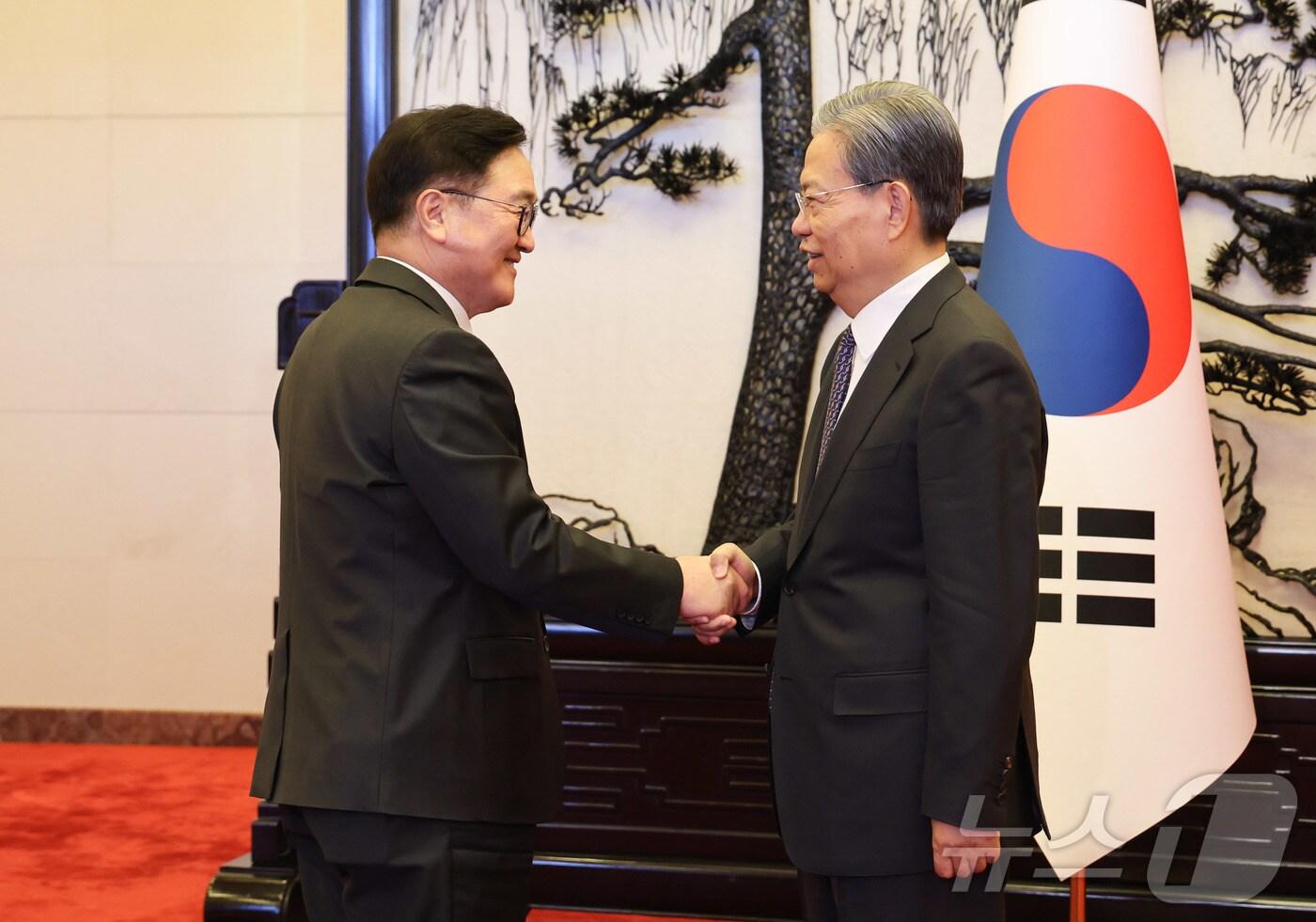 본문 이미지 - 전국인민대표대회(전인대) 초청으로 중국을 방문 중인 우원식 국회의장이 5일 오후(현지시각) 베이징에서 자오 러지 전인대 상무위원장과 면담을 갖기 앞서 악수하고 있다. (국회의장실 제공) 2025.2.6/뉴스1