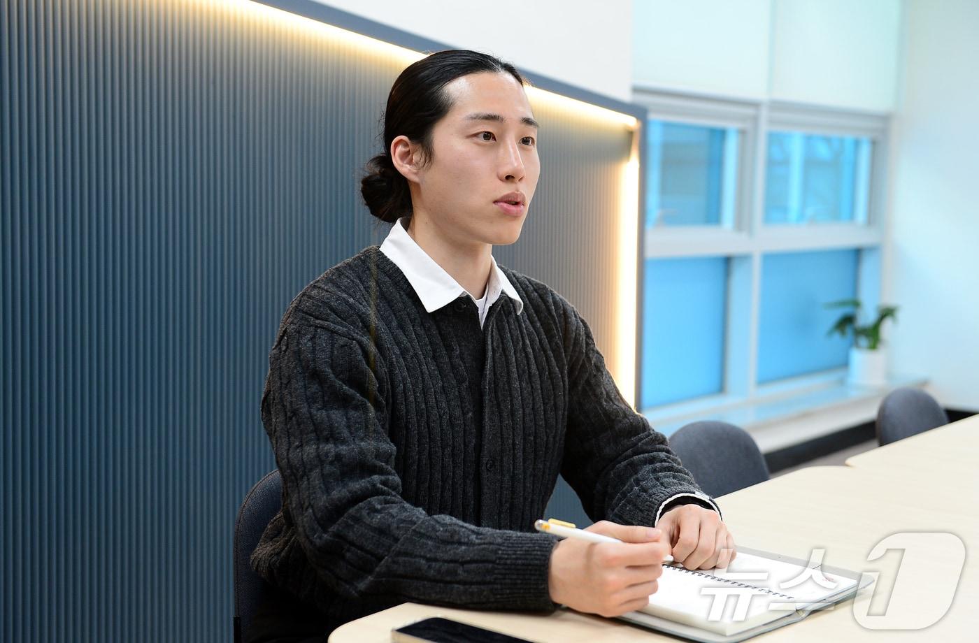 어린 암 환자를 위한 머리카락 나눔을 위해 3년째 머리를 기른 박조은 광주 광산구 보건소 주무관(31·간호직 7급)이 6일 취재진과 대화하고 있다. 2025.2.6/뉴스1 ⓒ News1 이승현 기자