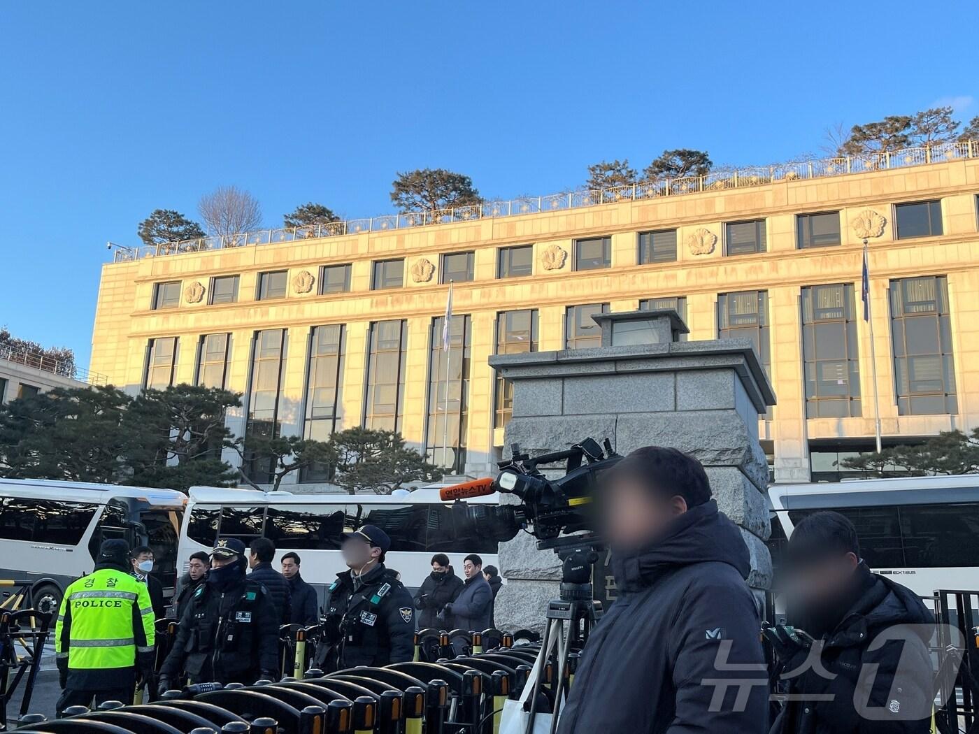본문 이미지 - 윤석열 대통령 탄핵심판 변론기일이 열리는 6일 오전 서울 종로구 헌법재판소 정문 앞에는 경찰관과 경찰버스가 빽빽하게 배치된 상태다. / 뉴스1 유수연 기자