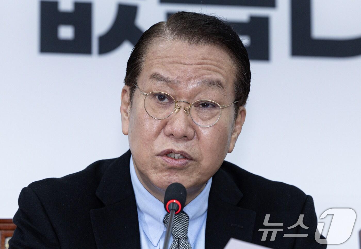 권영세 국민의힘 비상대책위원장이 6일 오전 서울 여의도 국회에서 열린 비상대책위원회의에서 발언을 하고 있다. 2025.2.6/뉴스1 ⓒ News1 이재명 기자