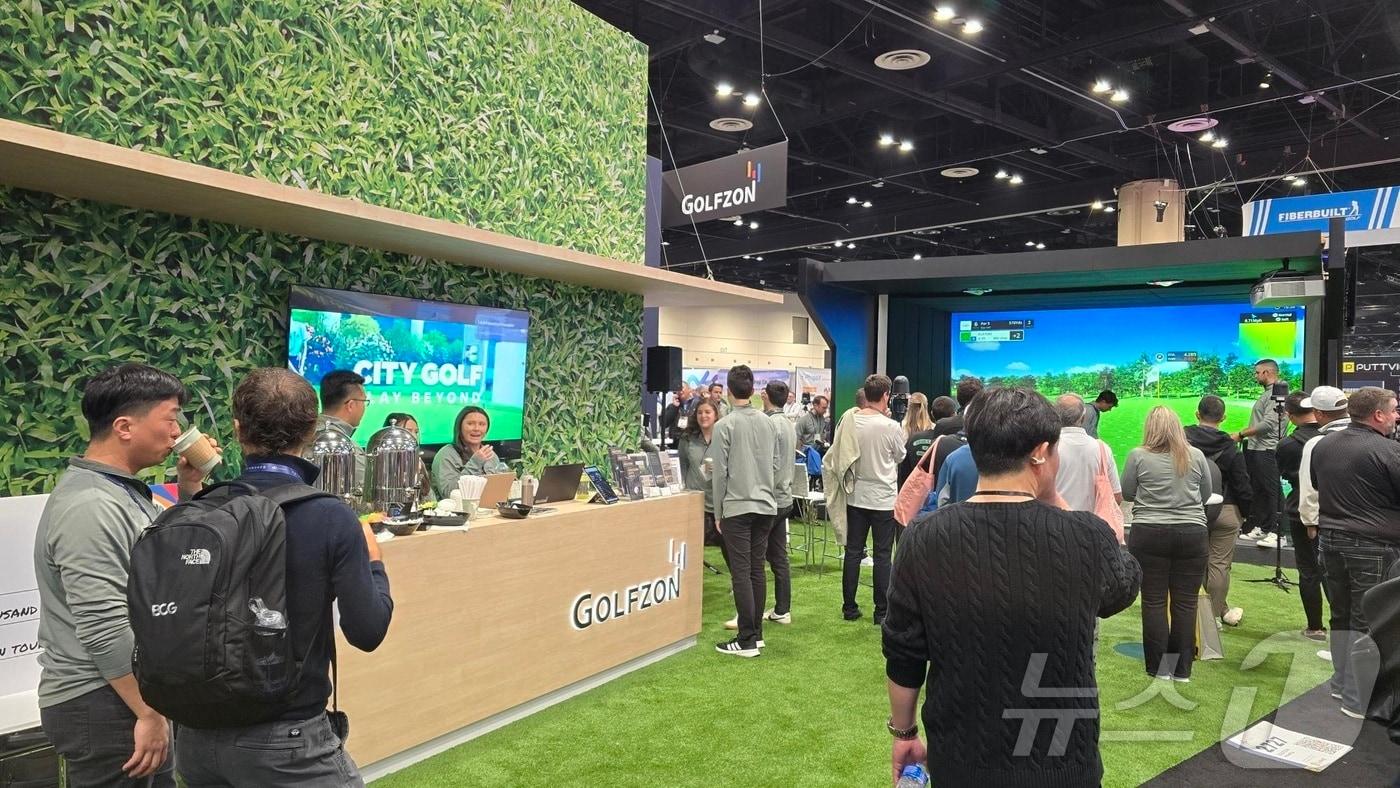 본문 이미지 - 골프존이 '2025 PGA 쇼'에서 도심형 골프장 플랫폼 시티골프와 주력 골프 시뮬레이터 모델을 선보였다. (골프존 제공)