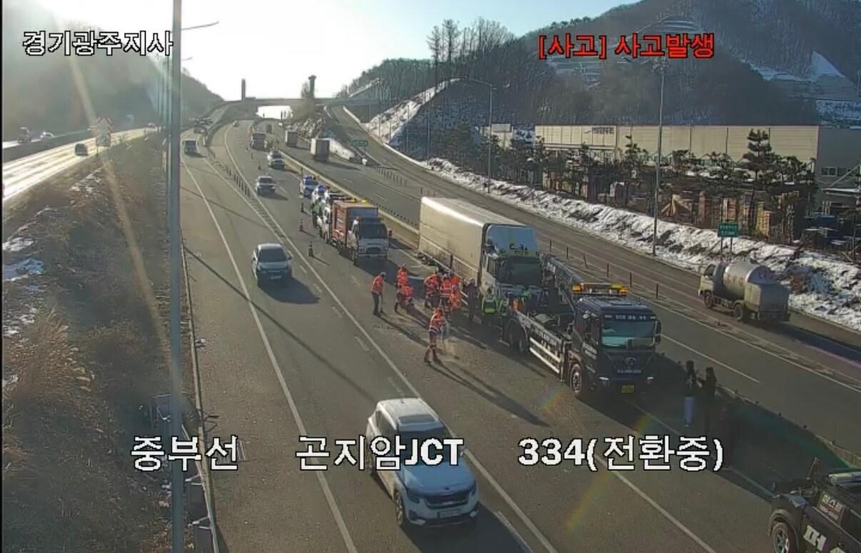 본문 이미지 - 사고 현장. (한국도로공사 CCTV 갈무리) 2025.2.6/뉴스1