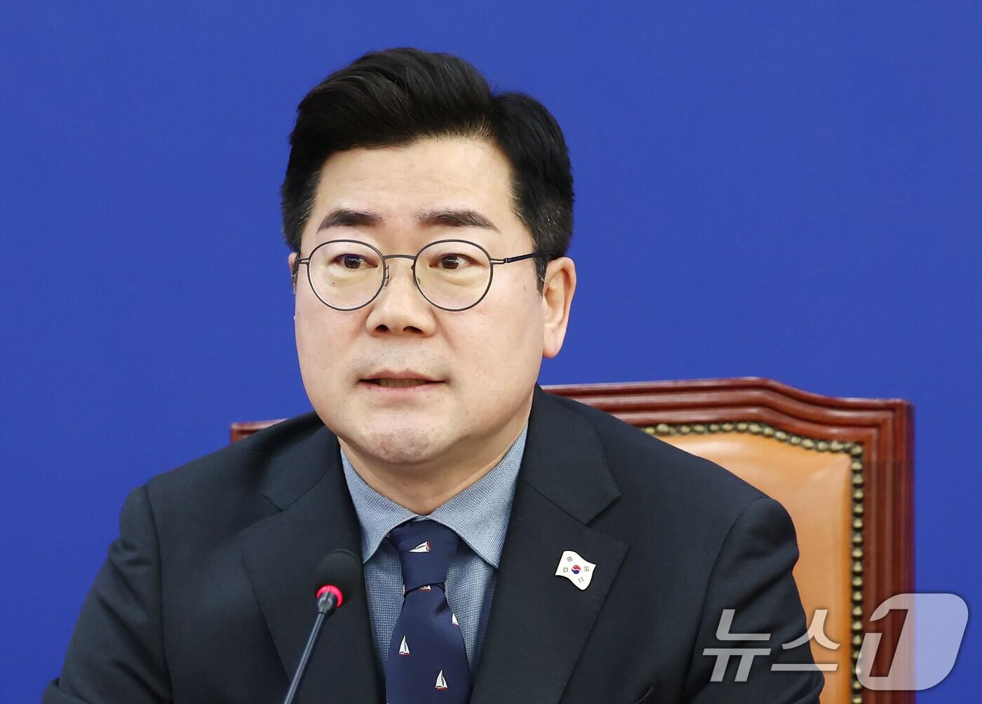 본문 이미지 - 박찬대 더불어민주당 원내대표가 6일 오전 서울 여의도 국회에서 열린 정책조정회의에서 모두 발언을 하고 있다. 2025.2.6/뉴스1 ⓒ News1 김민지 기자