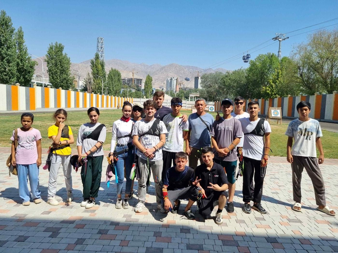 본문 이미지 - 대한양궁협회의 '스포츠 동반자 프로그램'에 함께한 타지키스탄 양궁 선수들. (대한양궁협회 제공)