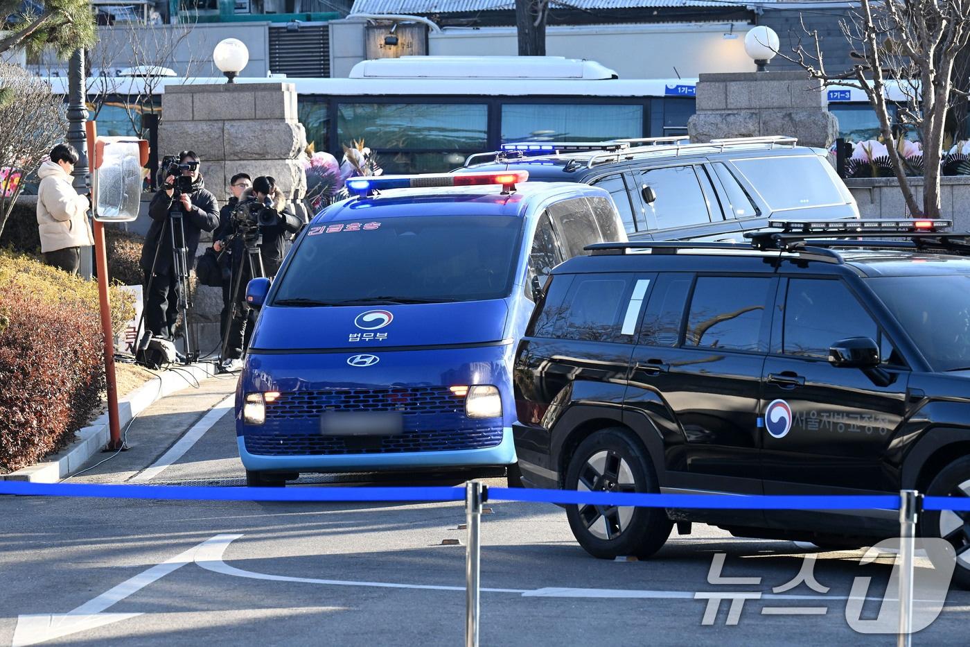 윤석열 대통령이 탑승한 호송차가 6일 탄핵 심판 6차 변론기일이 열리는 서울 종로구 헌법재판소로 들어오고 있다./뉴스1 ⓒ News1 사진공동취재단