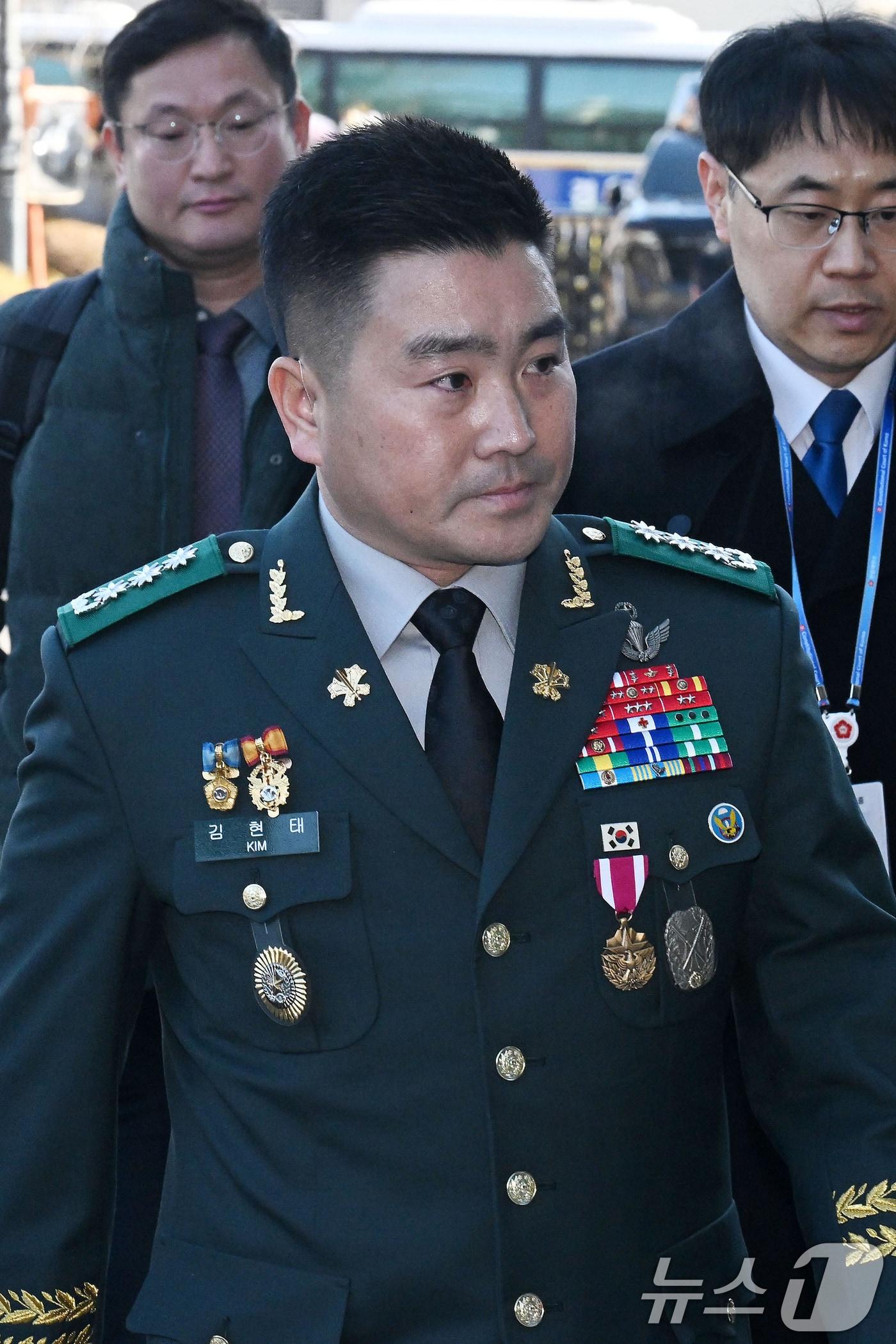 본문 이미지 - 12·3 비상계엄 사태 당시 국회에 투입됐던 707특수임무단을 이끄는 김현태 단장이 6일 서울 종로구 헌법재판소에서 열린 탄핵 심판 6차 변론기일에 증인 출석하고 있다. 2025.2.6/뉴스1 ⓒ News1 사진공동취재단