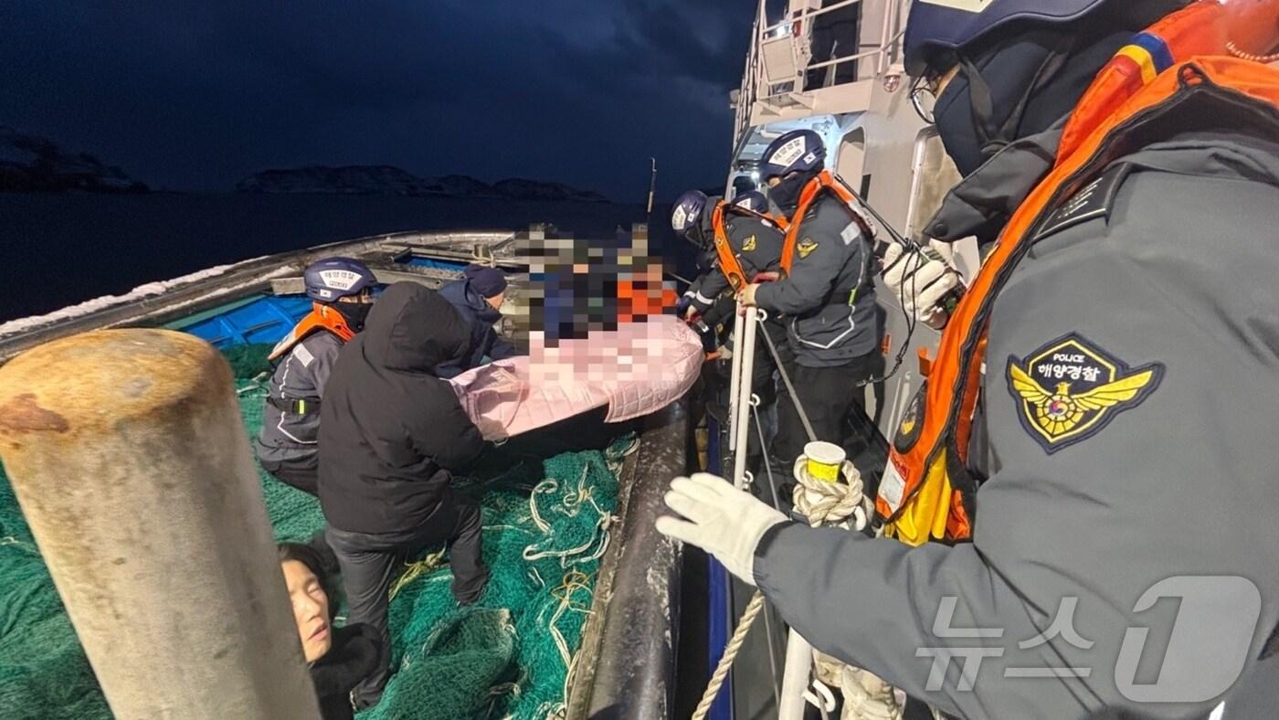 도서지역 응급환자 이송하는 목포해경. &#40;목포해경 제공&#41;/뉴스1