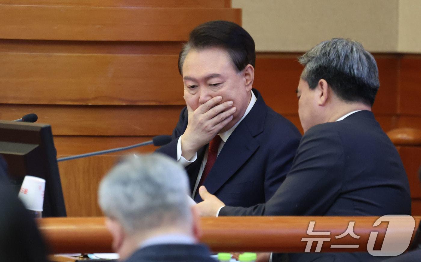 윤석열 대통령이 6일 서울 종로구 헌법재판소 대심판정에서 열린 탄핵 심판 6차 변론에 출석해 변호인과 대화하고 있다. 2025.02.06 ⓒ News1 사진공동취재단