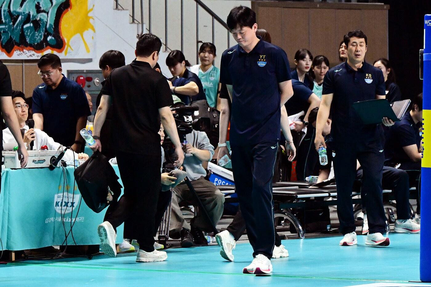 이영택 GS칼텍스 감독이 5일 열린 페퍼저축은행전에서 패한 뒤 고개를 떨구고 있다. &#40;KOVO 제공&#41;